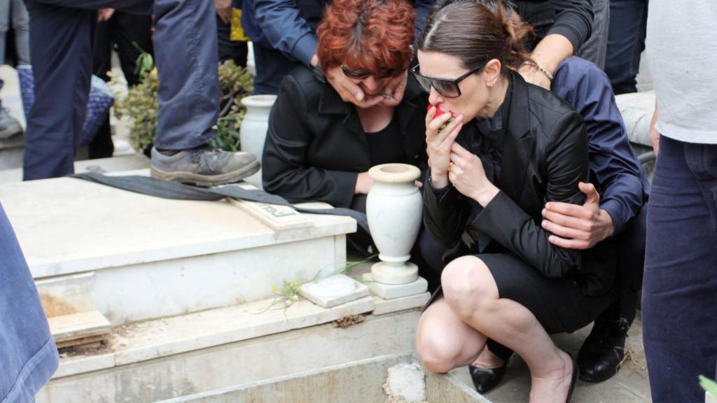 Raquel Sánchez Silva y Santina Biondo durante el entierro de Mario en Italia.