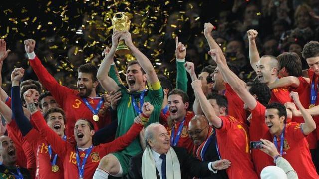 Iker Casillas levanta la Copa del Mundo en 2010.