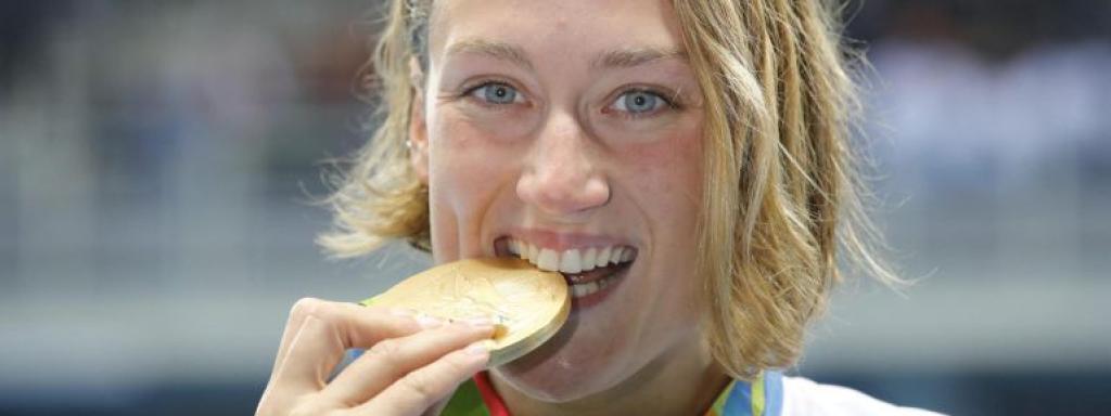 Mireia Belmonte muerde la medalla de oro en la final de los 200 mariposa.