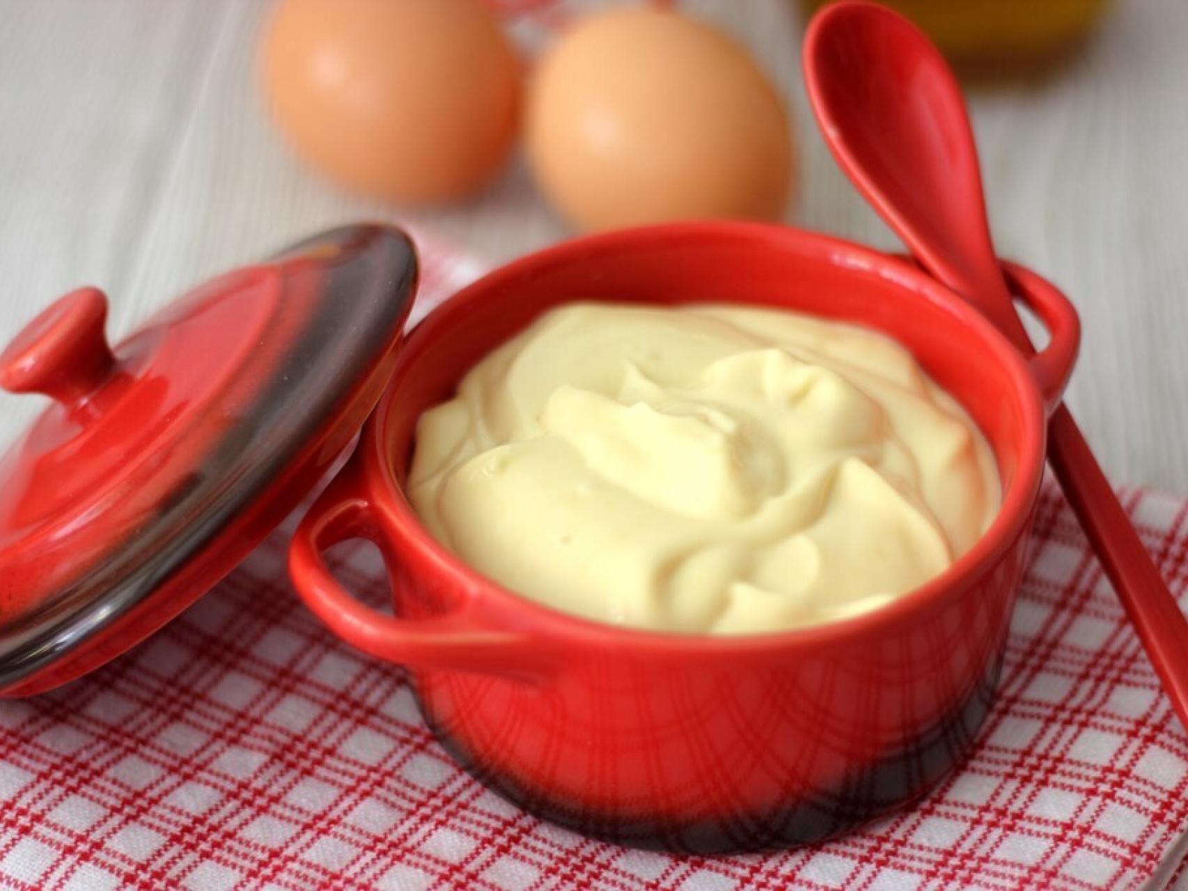 El concepto de hacer mayonesa casera a partir de ingredientes