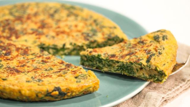 Tortilla de espinacas con cebolla, receta de verduras con mucho sabor