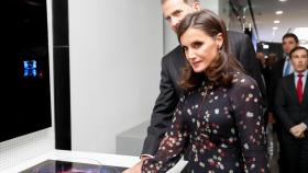 Felipe VI y Letizia en las instalaciones de LG en Seúl.