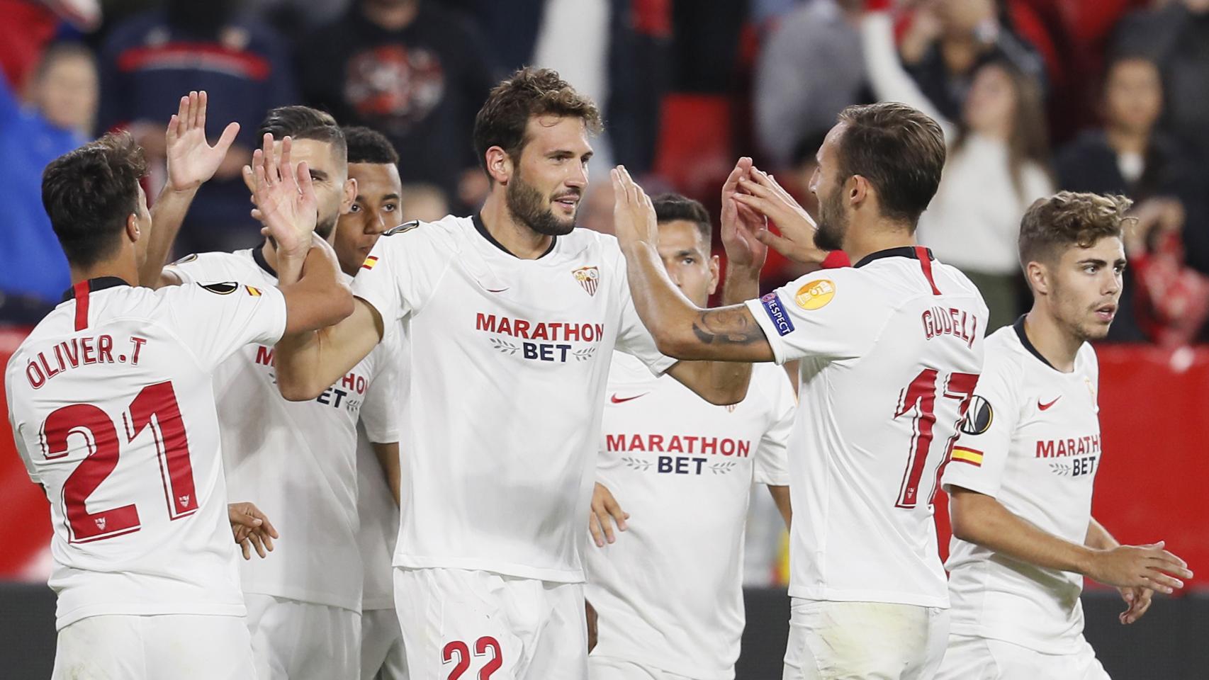 Los jugadores del Sevilla celebran un gol