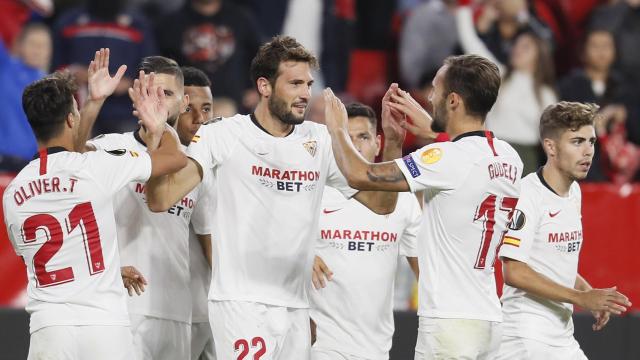 Los jugadores del Sevilla celebran un gol.