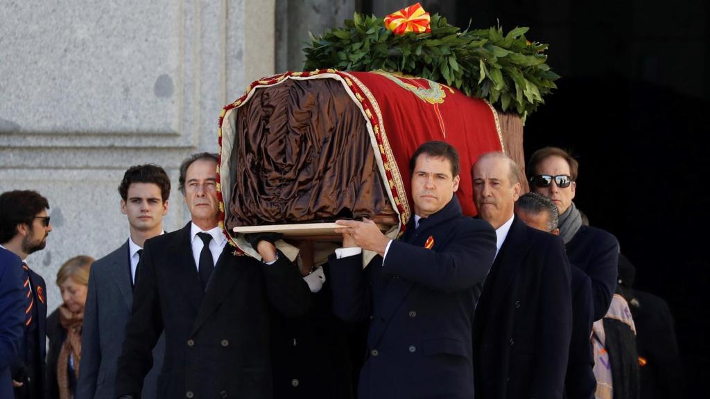 El féretro de Franco, con su emblema personal y una corona, a hombros de sus familiares.