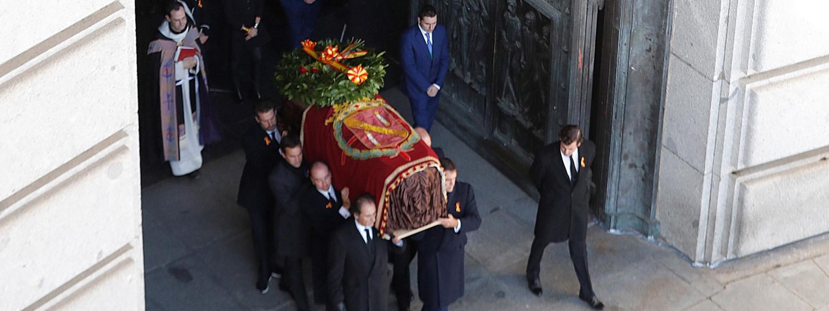 Los familiares de Franco portan el féretro con los restos mortales del dictador tras su exhumación.