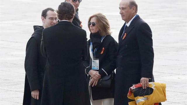 Francis Franco acude a la exhumación de su abuelo con una bandera preconstitucional