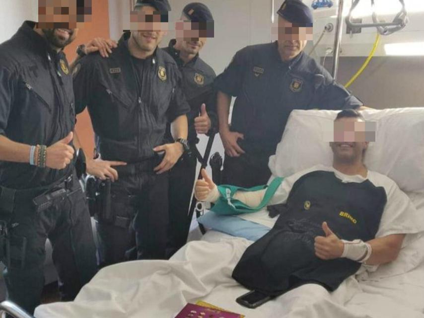 Mossos d'Esquadra visitan a un policía nacional herido en los disturbios de Cataluña.