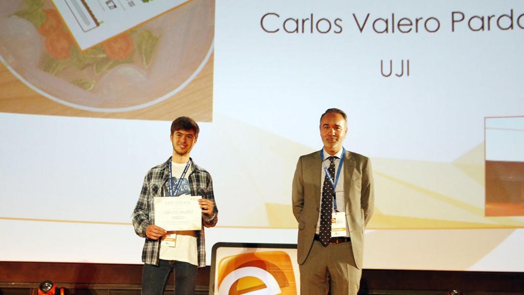 Carlos Valero de la Universitat Jaume I de Castellón recogiendo su galardón.