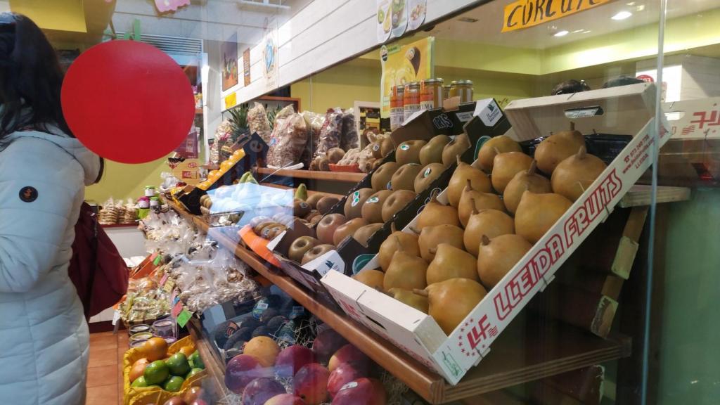 Una caja de las frutas de Lleida que se venden en Frutas Sandra