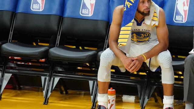 Stephen Curry, en el banquillo de los Warriors