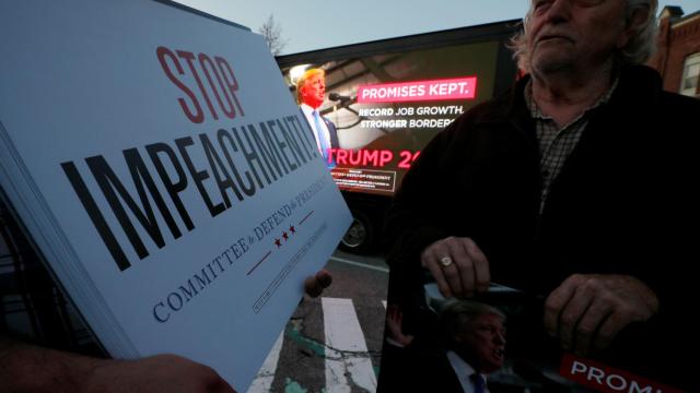 Un simpatizante de Trump, protestando por el 'impeachment'.