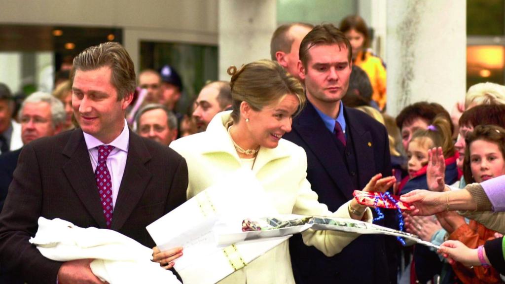 Los reyes Felipe y Matilde saludan a los belgas tras presentar públicamente a su primogénita.