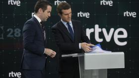 El presidente del PP, Pablo Casado, y el secretario general, Teodoro García Egea, instantes antes de la celebración del debate en RTVE en el mes de abril.