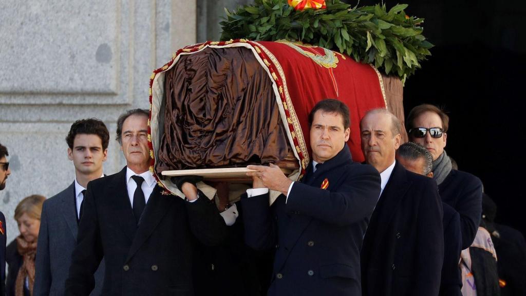 La familia Franco porta el féretro de Francisco Franco en el Valle de los Caídos, en 2019.