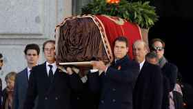 La familia Franco porta el féretro de Francisco Franco en el Valle de los Caídos durante la exhumación.