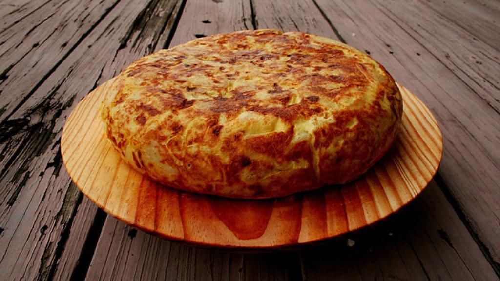 Una tortilla de patatas recién hecha.