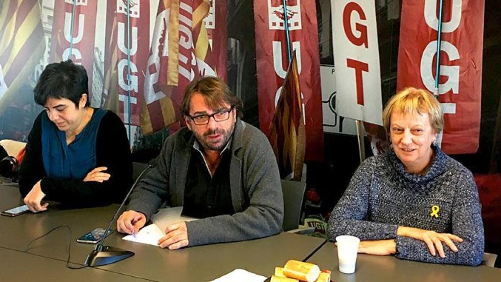 Camil Ros (c), secretario general de UGT de Cataluña junto a Núria Solé (d), la secretaria de organización, y Laura Pelay (i), la portavoz a participar en la manifestación separatista de Barcelona