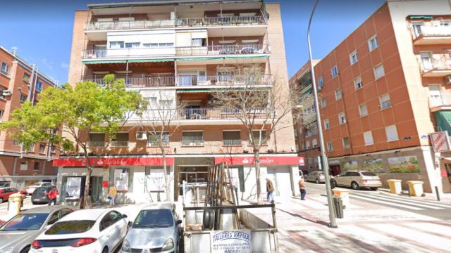 El edificio de vecinos donde vivía la mujer en el distrito de Ciudad Lineal.