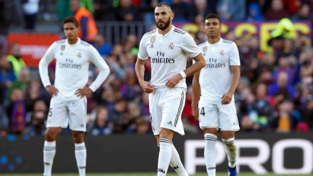 Benzema, Varane y Casemiro se lamentan tras un gol del Barça