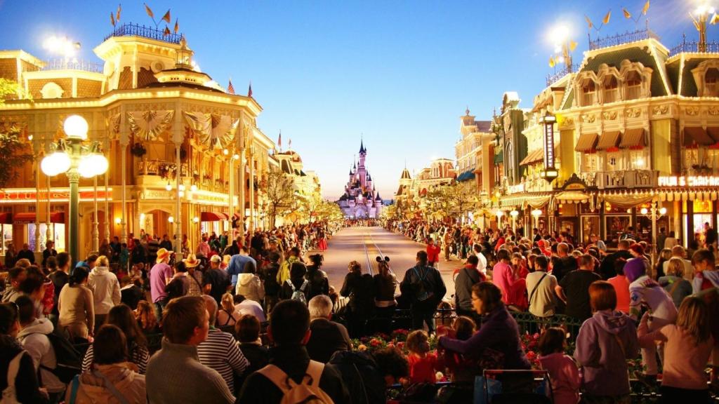 Vistas del castillo de la Bella Durmiente en Disneyland París.