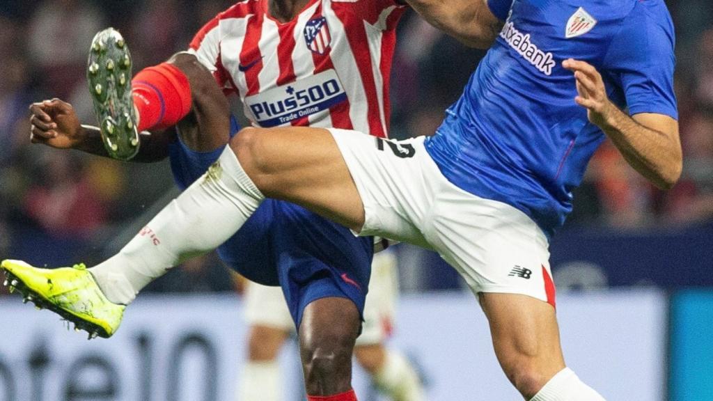 Thomas y Raúl García, en un momento del partido entre el Atlético y el Athletic