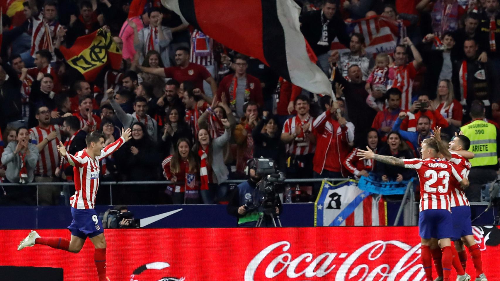 Los jugadores del Atlético celebran uno de los goles del partido