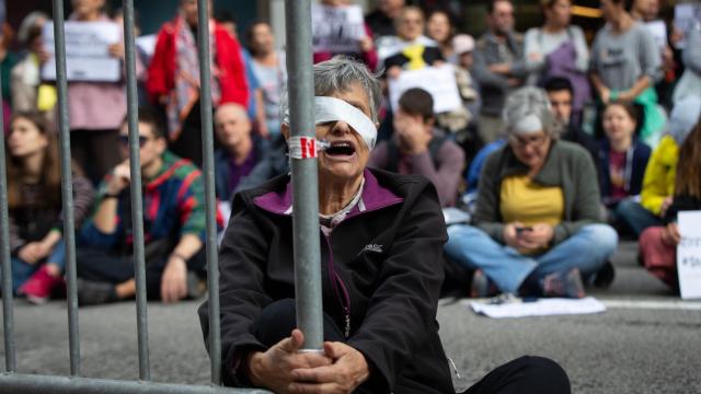 Protesta en la Catedral de Barcelona por el encuentro de la secretaria de Estado de la España Global, Irene Lozano, con cónsules en Barcelona.