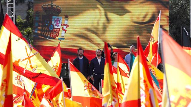 Santiago Abascal, Iván Espinosa, Javier Ortega y Rocío Monasterio, entre banderas de España en Colón.