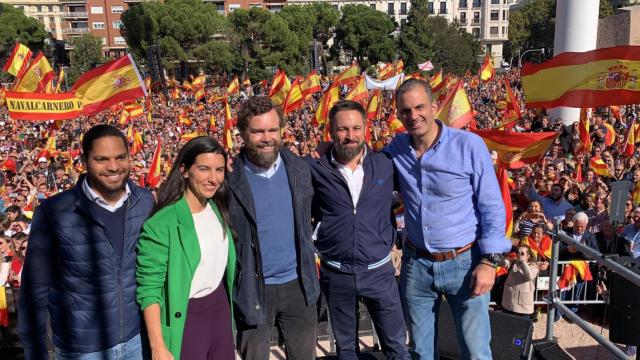 Los dirigentes de Vox Ignacio Garriga, Rocío Monasterio, Iván Espinosa de los Monteros, Santiago Abascal y Javier Ortega Smith, este sábado en Colón.