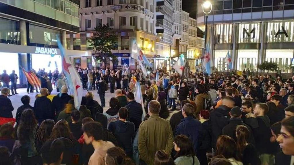 Una concentración en A Coruña reúne a partidarios de la independencia en Cataluña