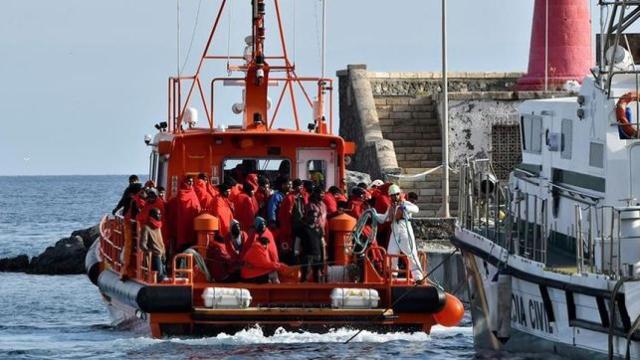 Llegan al puerto de Motril los inmigrantes rescatados cerca de la costa.