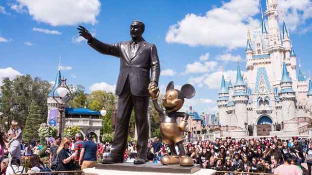 Estatua de Walt Disney y Mickey Mouse frente al castillo de Cenicienta en el Magic Kingdom Park de Orlando.