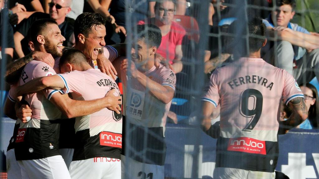 Los jugadores del Espanyol celebran el único tanto del partido