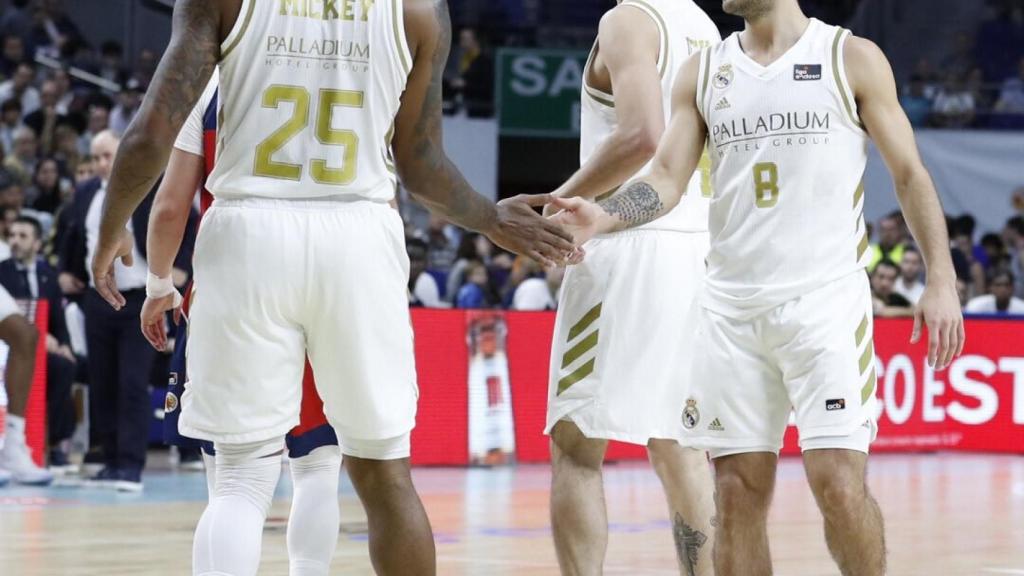 Mickey, Laprovittola y Deck, durante el partido de Liga Endesa entre Real Madrid y BAXI Manresa