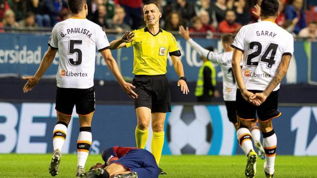 Un momento del partido entre el Osasuna y el Valencia