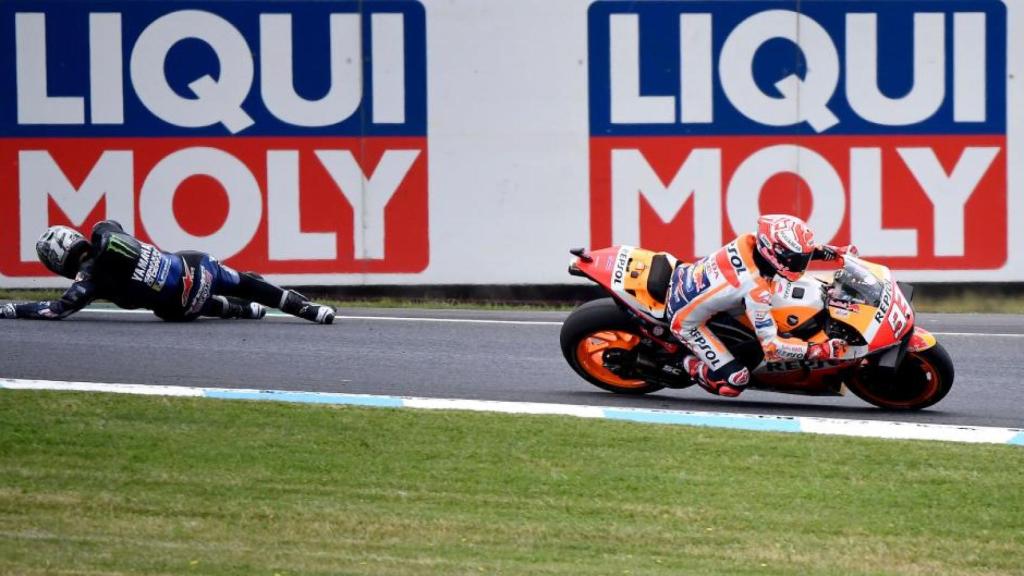 Momento de la caída de Maverick Viñales en la curva 10 del circuito de Phillip Island.