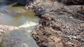 Bomberos trabajan en los márgenes del río Francolí en la búsqueda de los cuatro desaparecidos por las riadas en Tarragona.