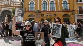 Miembros de diferentes asociaciones se han concentrado frente a la Macarena.