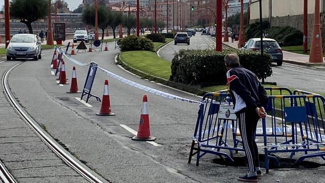 Un socavón obliga a cortar un carril en el Paseo Marítimo de A Coruña