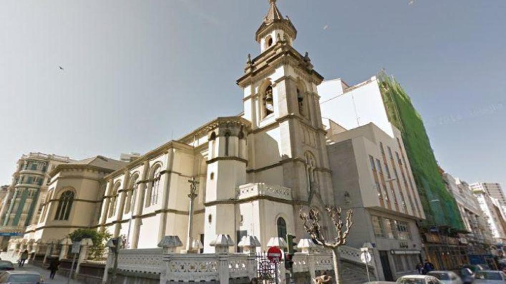 La Policía de A Coruña pilla a un grafitero pintando la iglesia de Santa Lucía