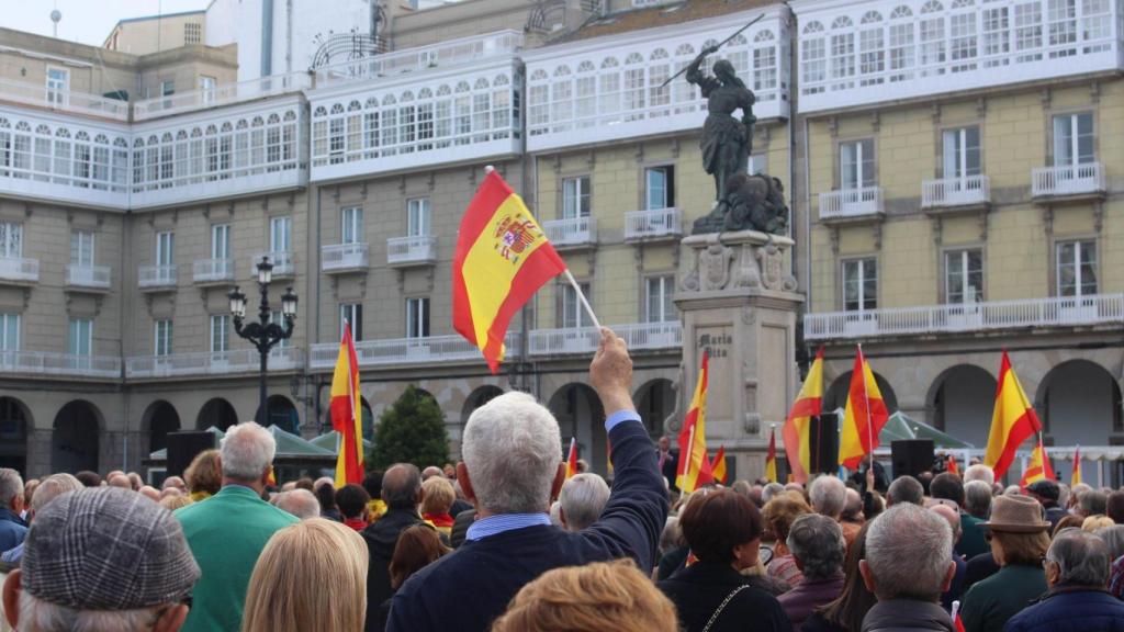 Cientos de coruñeses se concentran en María Pita por la unidad de España