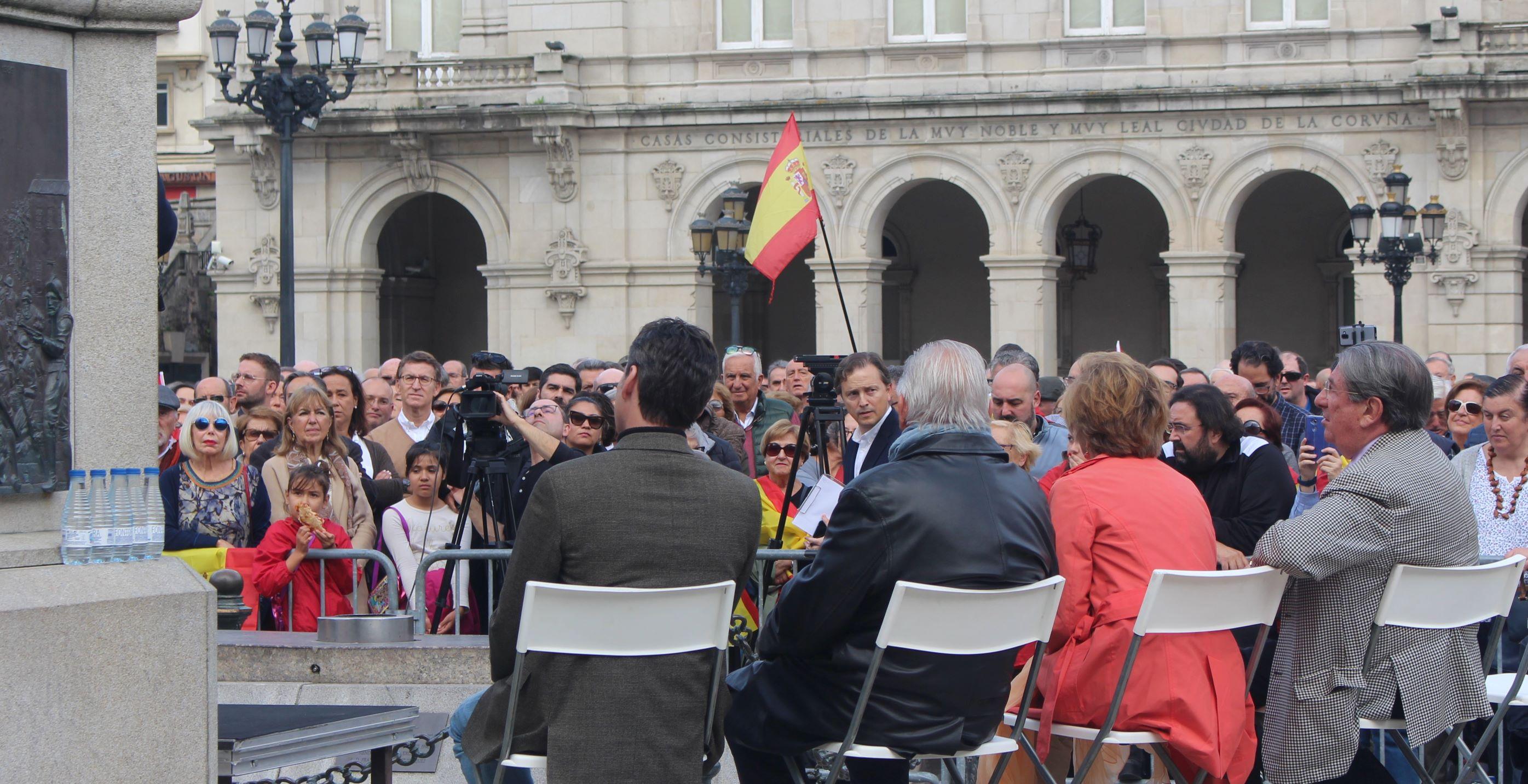 Feijoo, a la izquierda entre el público, y los diputados constituyentes que convocaron el acto.