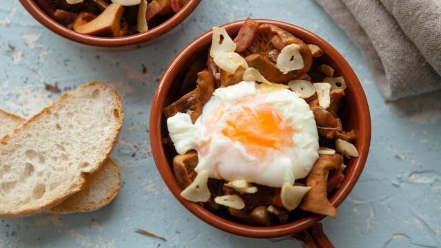 Níscalos al ajillo con jamón y huevo poché, puro sabor a otoño