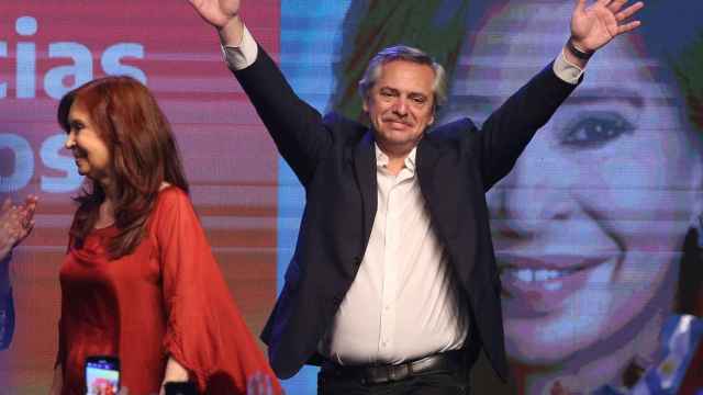 Cristina Fernández de Kirchner y Alberto Fernandez celebrando la victoria peronista