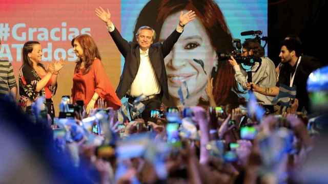 Alberto Fernández y Cristina Fernández de Kirchner celebran la victoria.