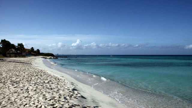 Las blancas playas de Aruba son su destino principal.