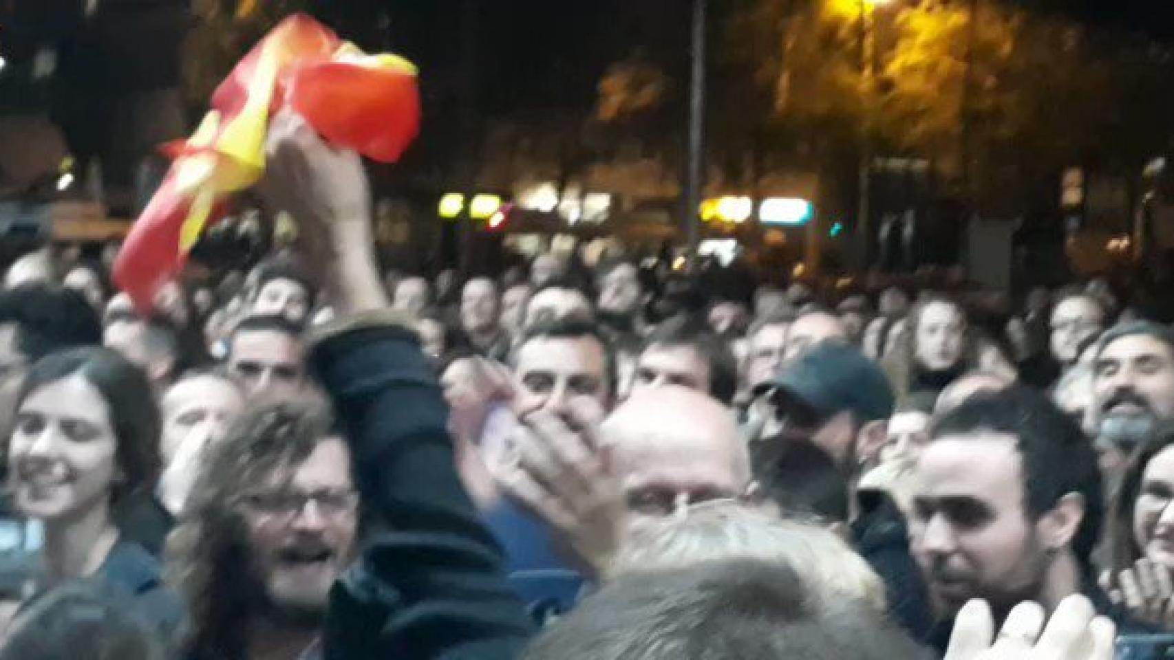 Bandera de España en la manifestación de Sants