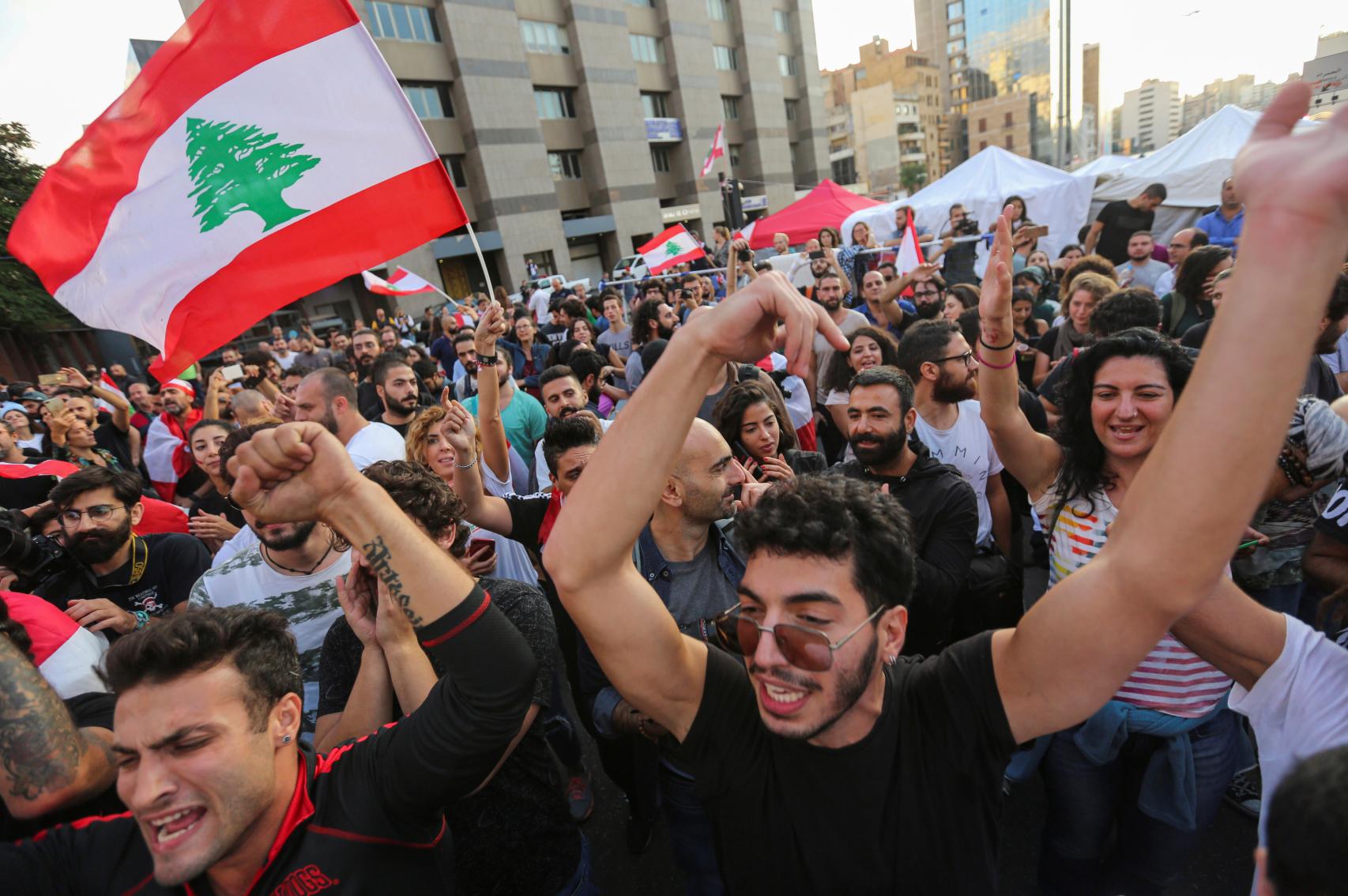 Manifestantes celebran la dimisión del primer ministro, Saad Hariri.