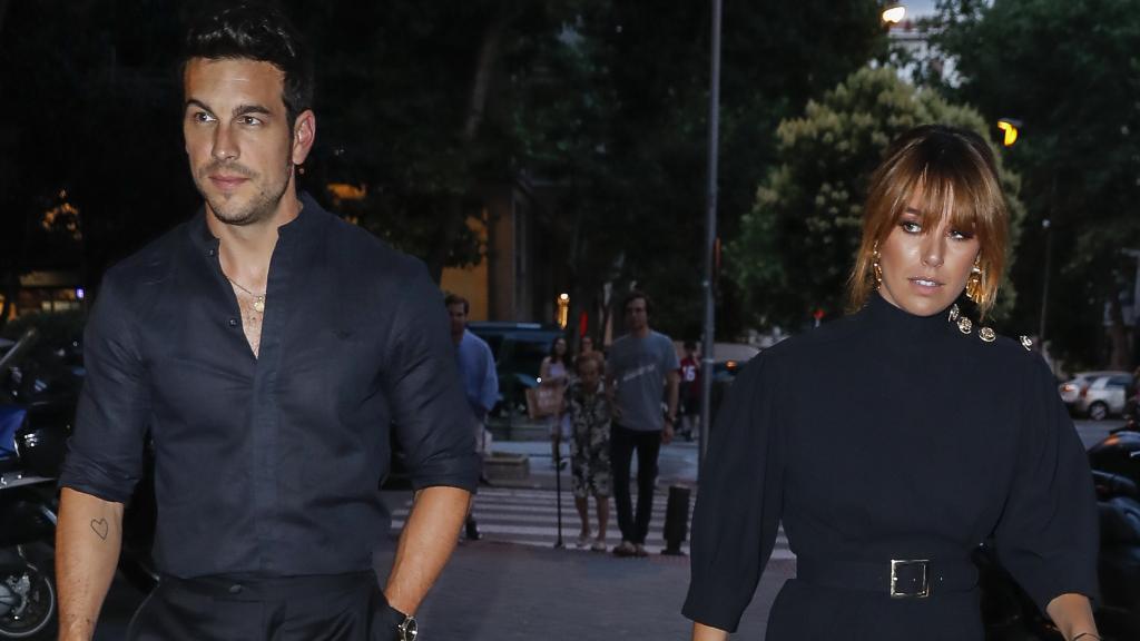 Mario Casas y Blanca Suárez por las calles de Madrid.